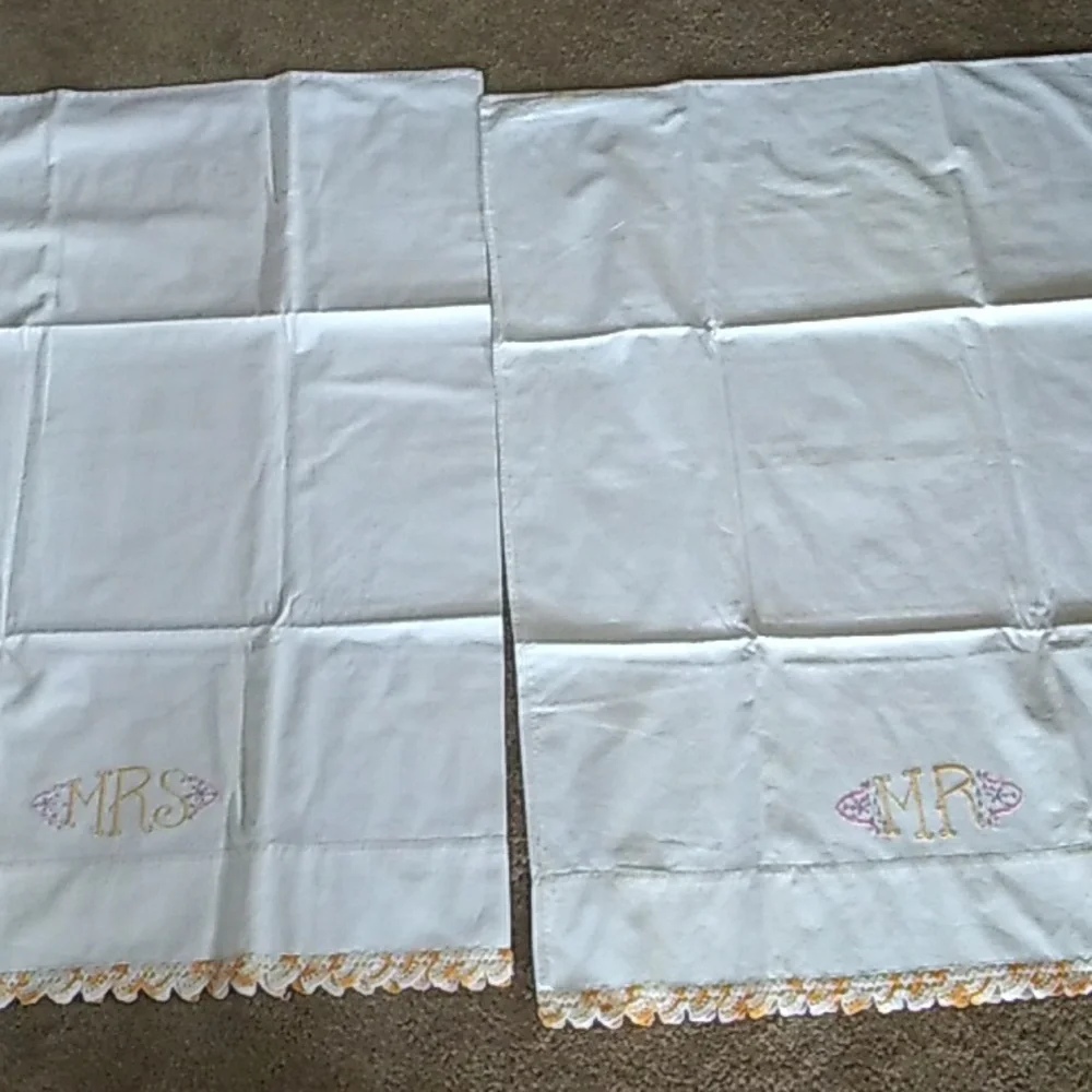 👰‍♀️🤵‍♂️Mr & Mrs EMBROIDERED PILLOW CASES ~VINTAGE SWEEET GIFT